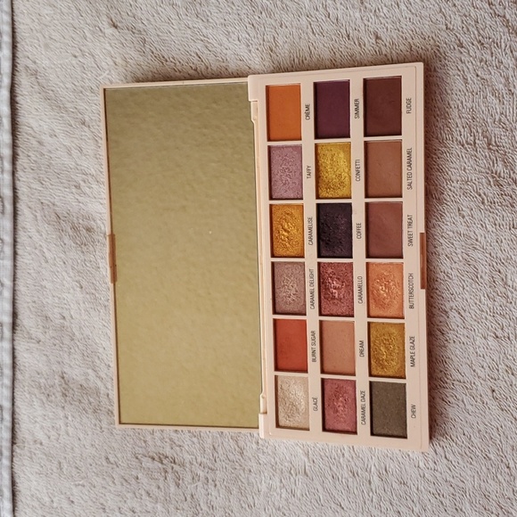 I Heart Revolution Caramel Nudes Palette - Picture 4 of 6